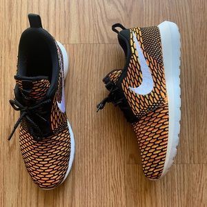 Nike Roshe Run Flyinit Black/Orange SZ: 10.5